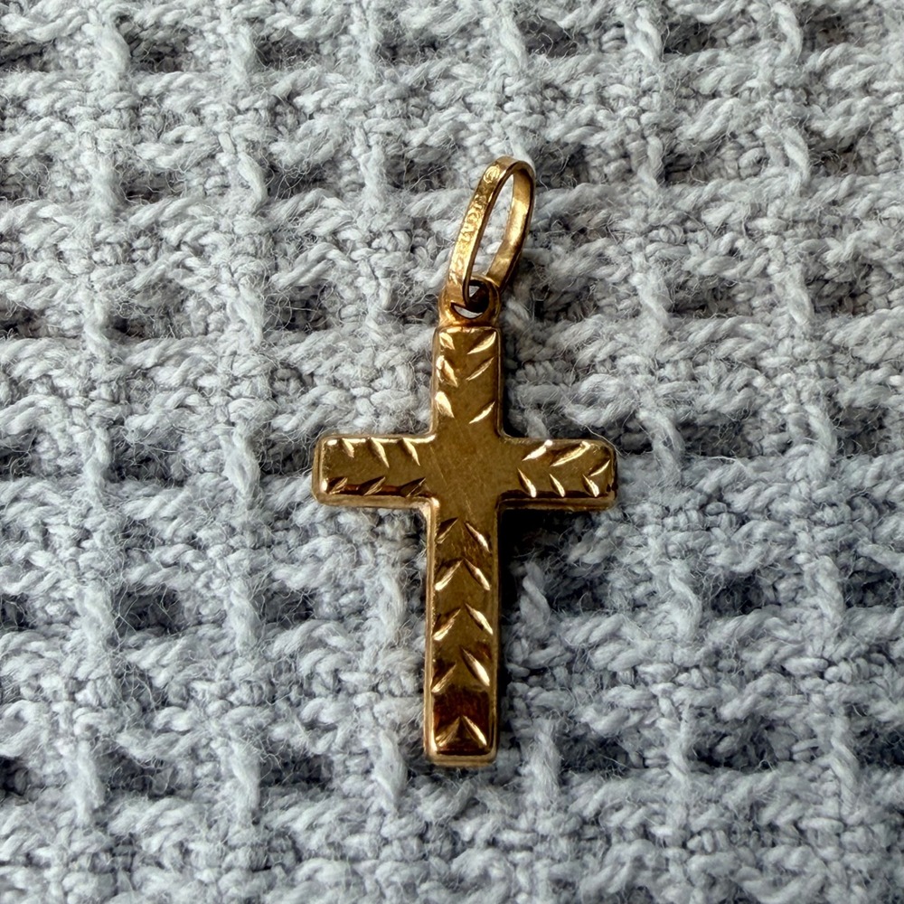 JCM 14K Yellow Gold Diamond Cut Cross Pendant Charm 0.33g